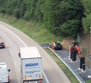 Autobahnabschnitt mit fahrenden Autos. An der Seite stationäre Geschwindigkeitsmessanlagen.