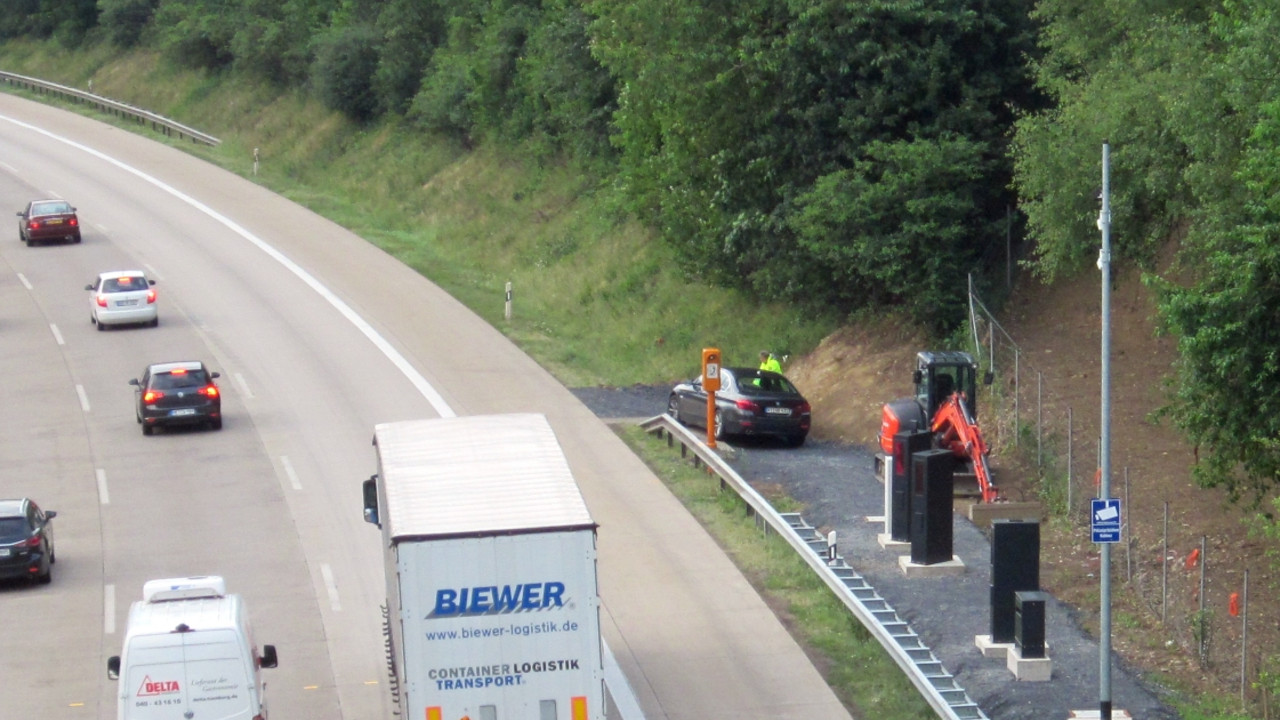Autobahnabschnitt mit fahrenden Autos. An der Seite stationäre Geschwindigkeitsmessanlagen.