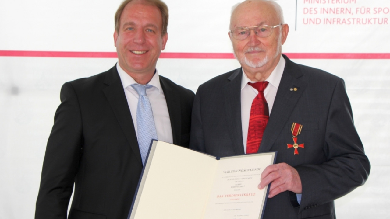 Staatssekretär Randolf Stich und Horst Hubert bei der Urkundenübergabe