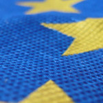 Ausschnitt der Flagge der EU, gelbe Sterne auf blauem Grund