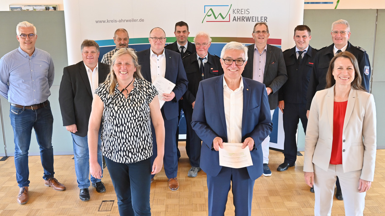 Innenminister Roger Lewentz mit Landrätin Cornelia Weigand sowie Vertreterinnen und Vertretern der Verbandsgemeinden Altenahr und Adenau bei der Förderbescheidübergabe