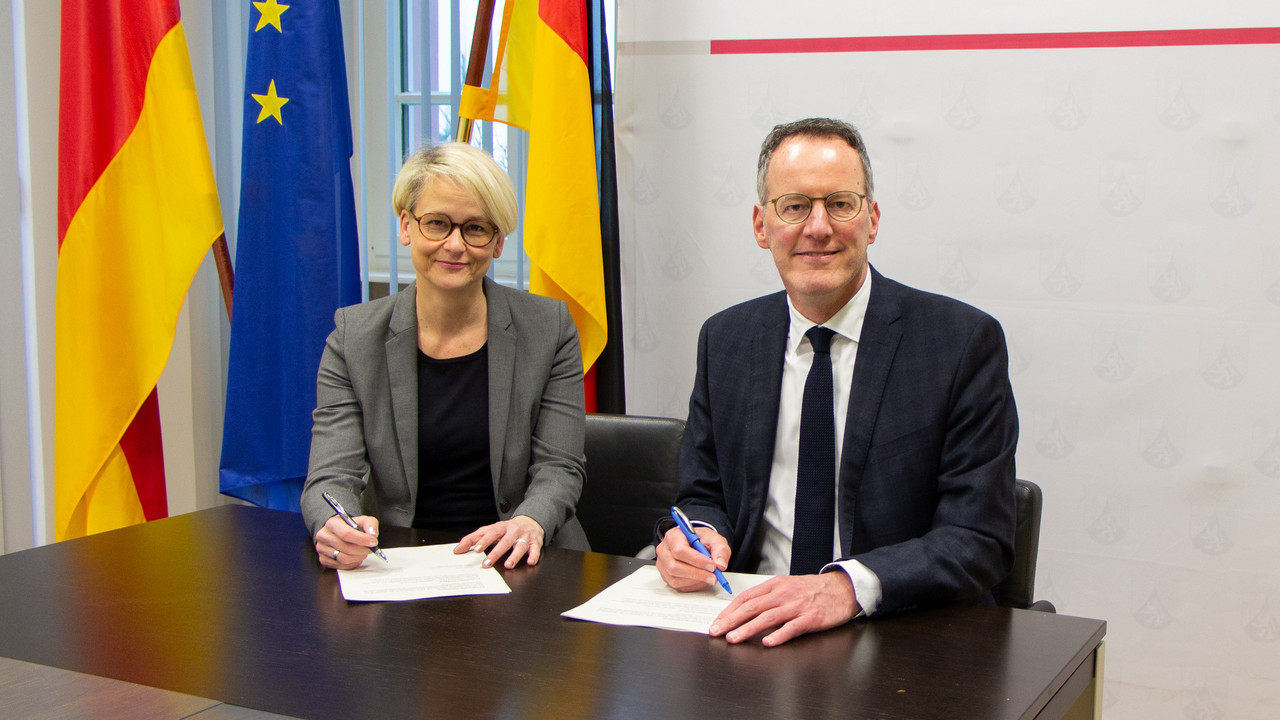 Innenminister Michael Ebling und Sabine Maur, Präsidentin der Landespsychotherapeutenkammer Rheinland-Pfalz, bei der Unterzeichnung der Kooperationsvereinbarung.
