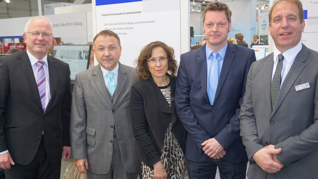 von links nach rechts: Zwei Vertreter der Infora GmbH, Conny Weis (MdI), Roman-Tibor Stache (MdI), Staatssekretär Randolf Stich