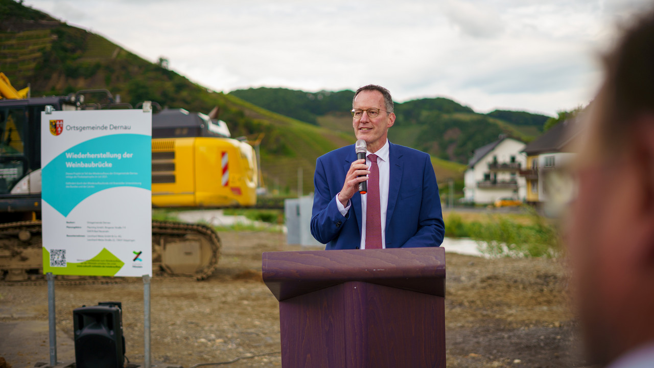 Innenminister Michael Ebling bei seinem Grußwort beim Spatenstich der Weinbaubrücke.