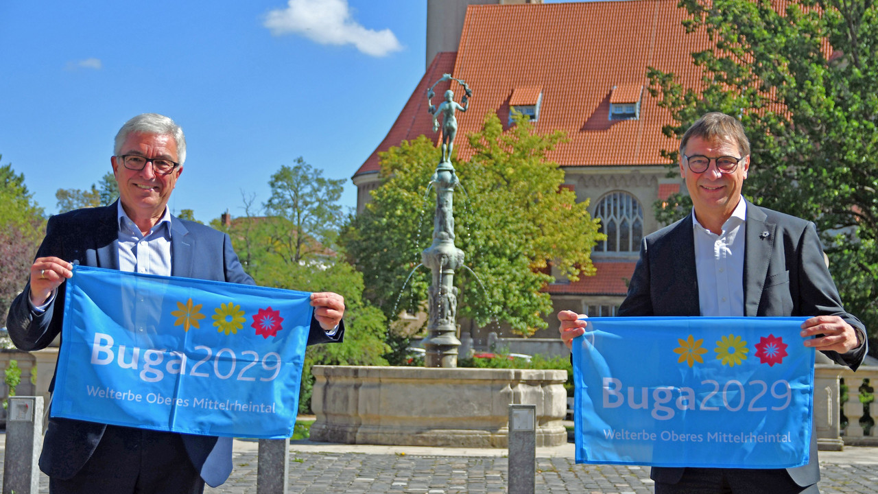 Volker Jung, Kirchenpräsident der EKHN und Minister Lewentz vor der Pauluskirche Darmstadt