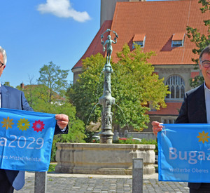 Volker Jung, Kirchenpräsident der EKHN und Minister Lewentz vor der Pauluskirche Darmstadt