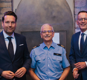 Innenminister Michael Ebling (r.) und Staatssekretär Daniel Stich (l.) mit Polizeipräsident Georg Litz bei dessen Verabschiedung in den Ruhestand.