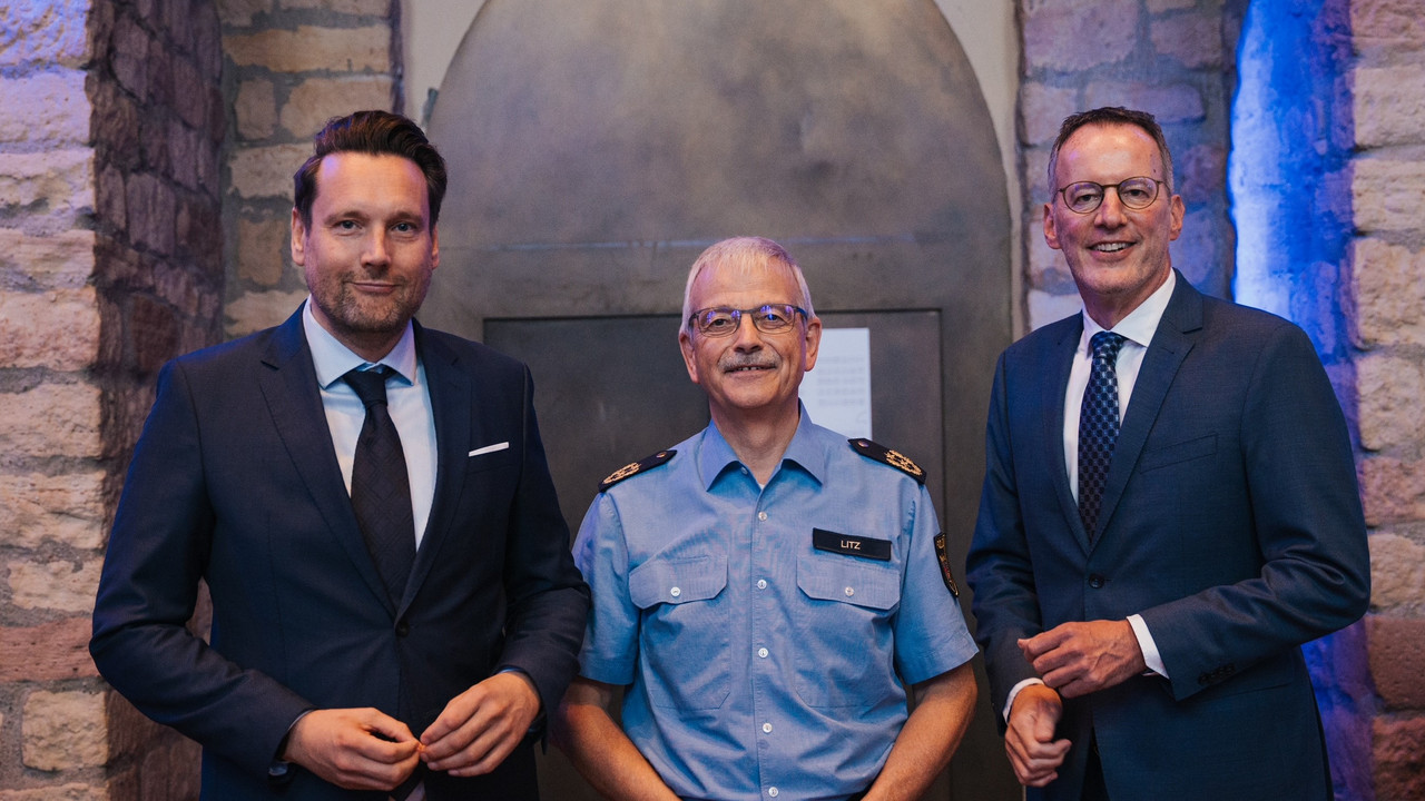 Innenminister Michael Ebling (r.) und Staatssekretär Daniel Stich (l.) mit Polizeipräsident Georg Litz bei dessen Verabschiedung in den Ruhestand.