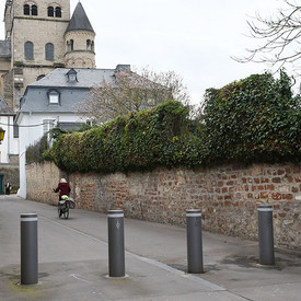Sicherheitspoller in einer Straße in Trier