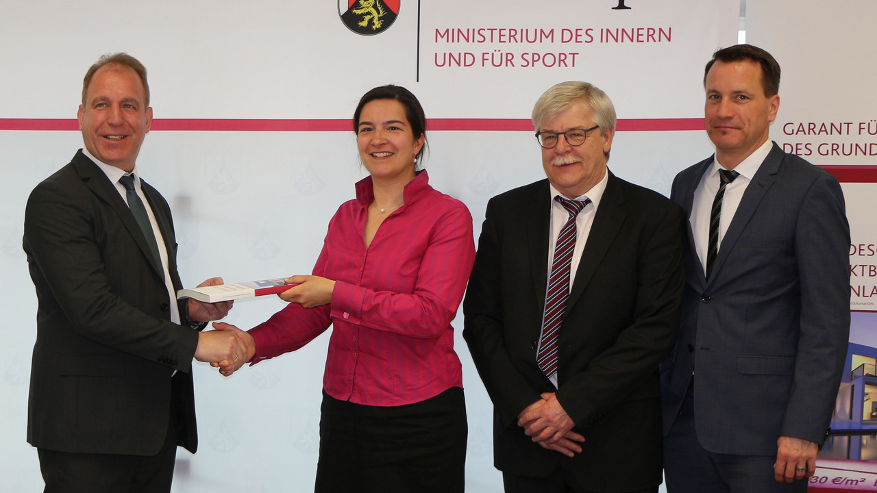 Stich nimmt Landesgrundstücksmarktbericht entgegen