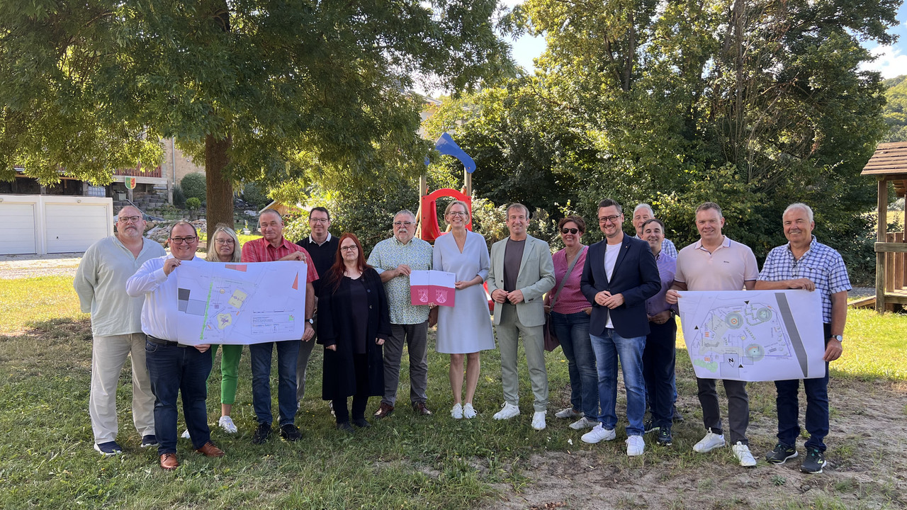 Staatssekretärin Simone Schneider überreicht Förderbescheide für zwei Spielplätze in Hochstetten-Dhaun. 
