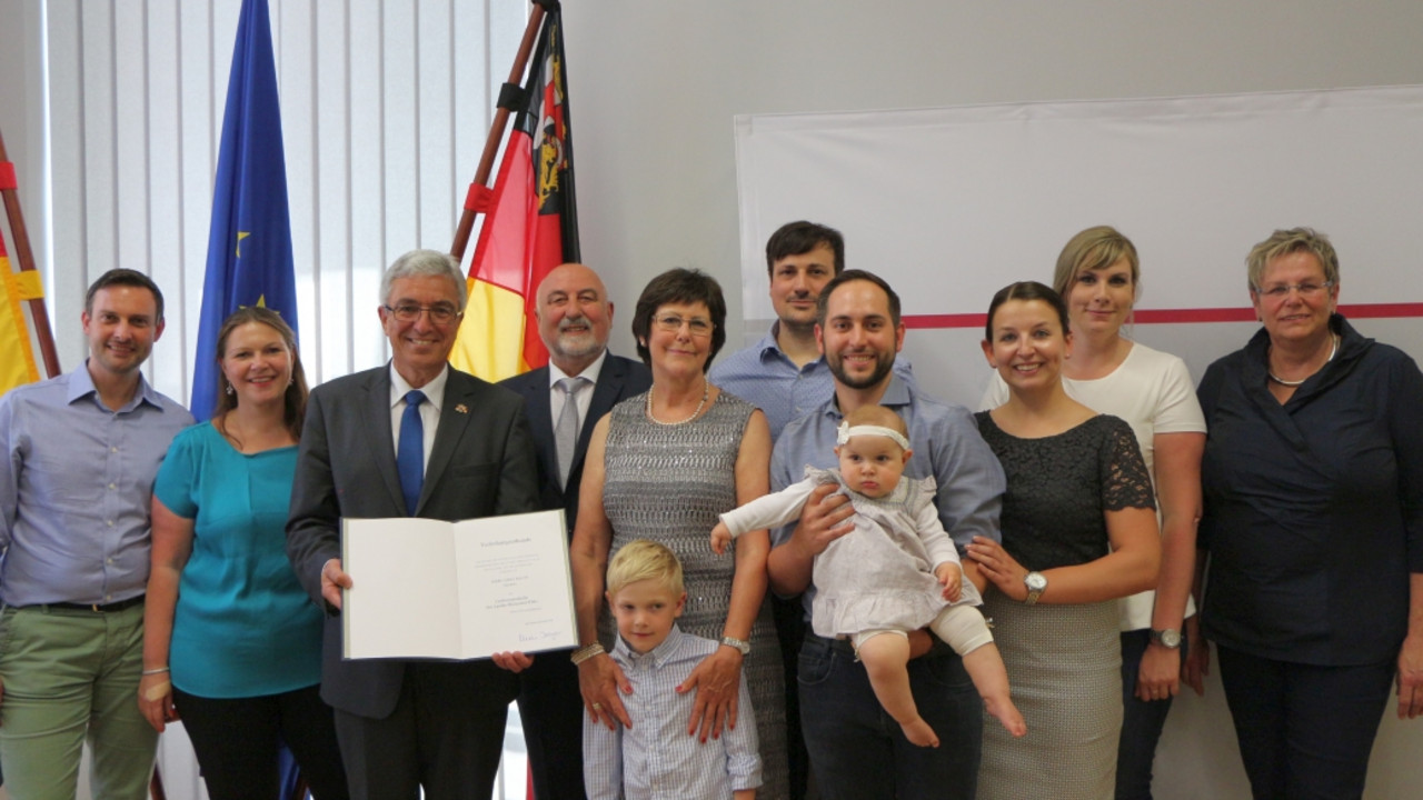 Geehrter Adolf Kauth mit Roger Lewentz und seiner Familie