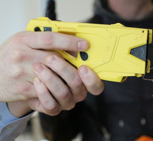 Ein Taser wird gezeigt