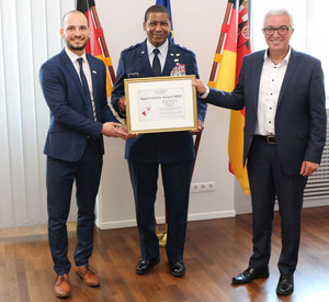 Innenminister Roger Lewentz mit US-Generalmajor Randall Reed (m.) und dem Koordinator des WiR!-Programms bei der Atlantischen Akademie John Constance (l.) bei der Verleihung des WiR!-Awards