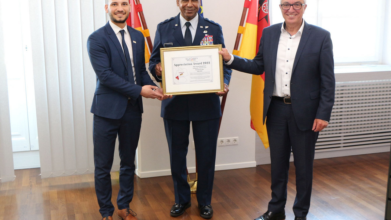 Innenminister Roger Lewentz mit US-Generalmajor Randall Reed (m.) und dem Koordinator des WiR!-Programms bei der Atlantischen Akademie John Constance (l.) bei der Verleihung des WiR!-Awards