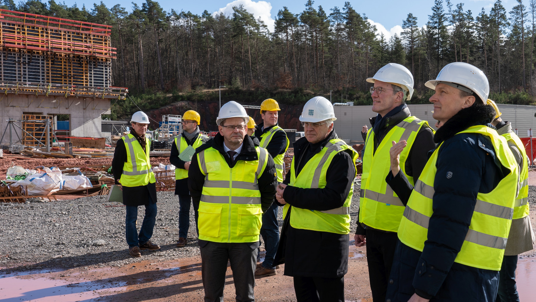 Innenminister Michael Ebling und Baustaatssekretär Stephan Weinberg beim Besuch der Baustelle in Weilerbach.