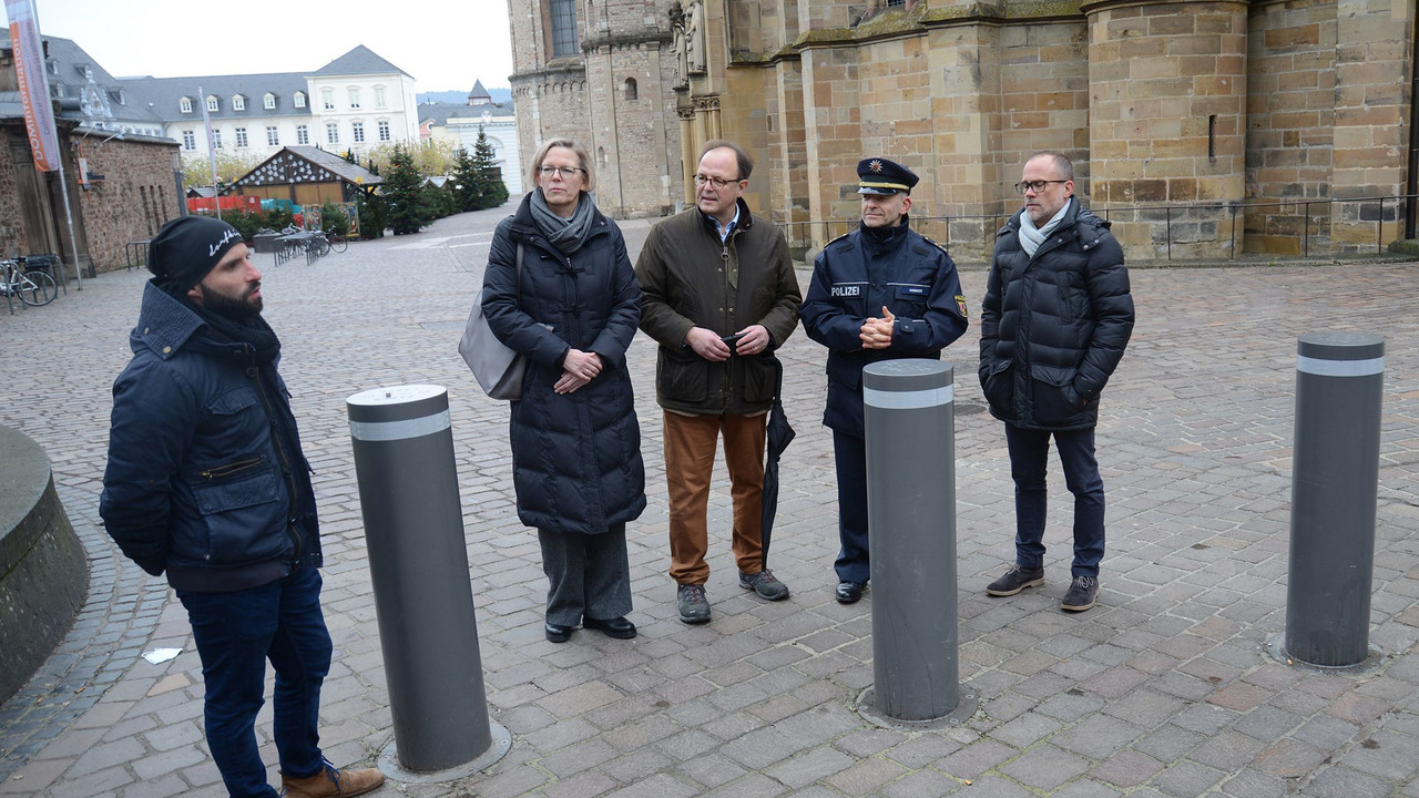 Staatssekretärin Simone Schneider informiert sich über die Funktionsweise der versenkbaren Hochsicherheitspoller am Domfreihof.