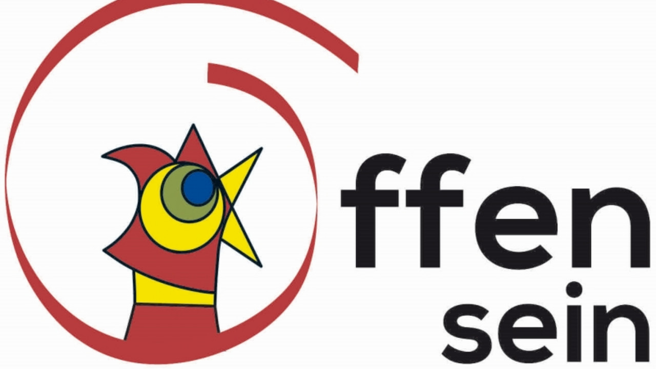 Das Motto 2016: „Offen sein“. Zu sehen ist das Logo des Europäischen Dorferneuerungspreises 2016. Im großen geschwungenen O von offen ist ein Hahn als Piktogramm zu erkennen.