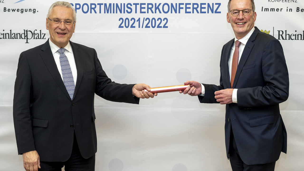 Der rheinland-pfälzische Innen- und Sportminister Michael Ebling gibt den Staffelstab der Sportministerkonferenz an Bayerns Innen- und Sportminister Joachim Herrmann ab.