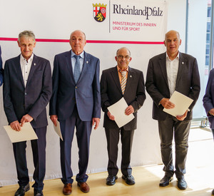 (v.l.n.r.): Innenminister Michael Ebling, Rainer Zürbes, Günter Bauermann, Werner Weiß, Hubert Dudenhöffer und Helmut Heyles.