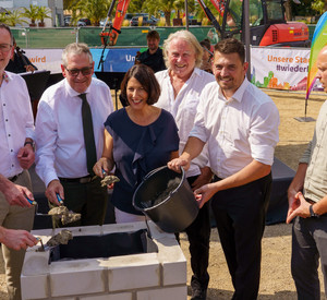 Innenminister Michael Ebling und Wirtschaftsministerin Daniela Schmitt legen gemeinsam den Grundstein für die Kurparkliegenschaften in Bad Neuenahr-Ahrweiler.