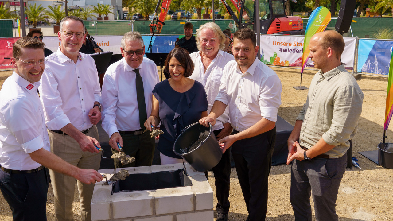 Innenminister Michael Ebling und Wirtschaftsministerin Daniela Schmitt legen gemeinsam den Grundstein für die Kurparkliegenschaften in Bad Neuenahr-Ahrweiler.