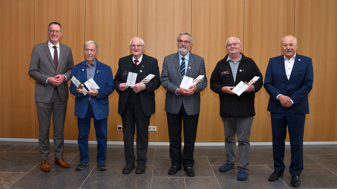 Sportminister Michael Ebling mit den Preisträgern Johann Benedom (2.v.l.), Karl-Heinz Thommes (3.v.l.), Bernd Fronnert (3.v.r.), Walter Benz (2.v.r.) sowie dem Präsidenten des Landessportbundes Wolfgang Bärnwick.