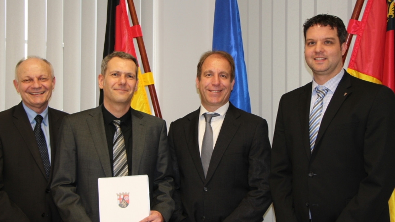 Hans-Gerd Stoffel (ISIM), Frank Kröll, Staatssekretär Stich und Marco Ludwig (ISIM) bei der der Übergabe der Bestellungsurkunde für den Oberen Gutachterausschuss für Grundstückswerte.