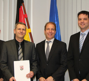 Hans-Gerd Stoffel (ISIM), Frank Kröll, Staatssekretär Stich und Marco Ludwig (ISIM) bei der der Übergabe der Bestellungsurkunde für den Oberen Gutachterausschuss für Grundstückswerte.