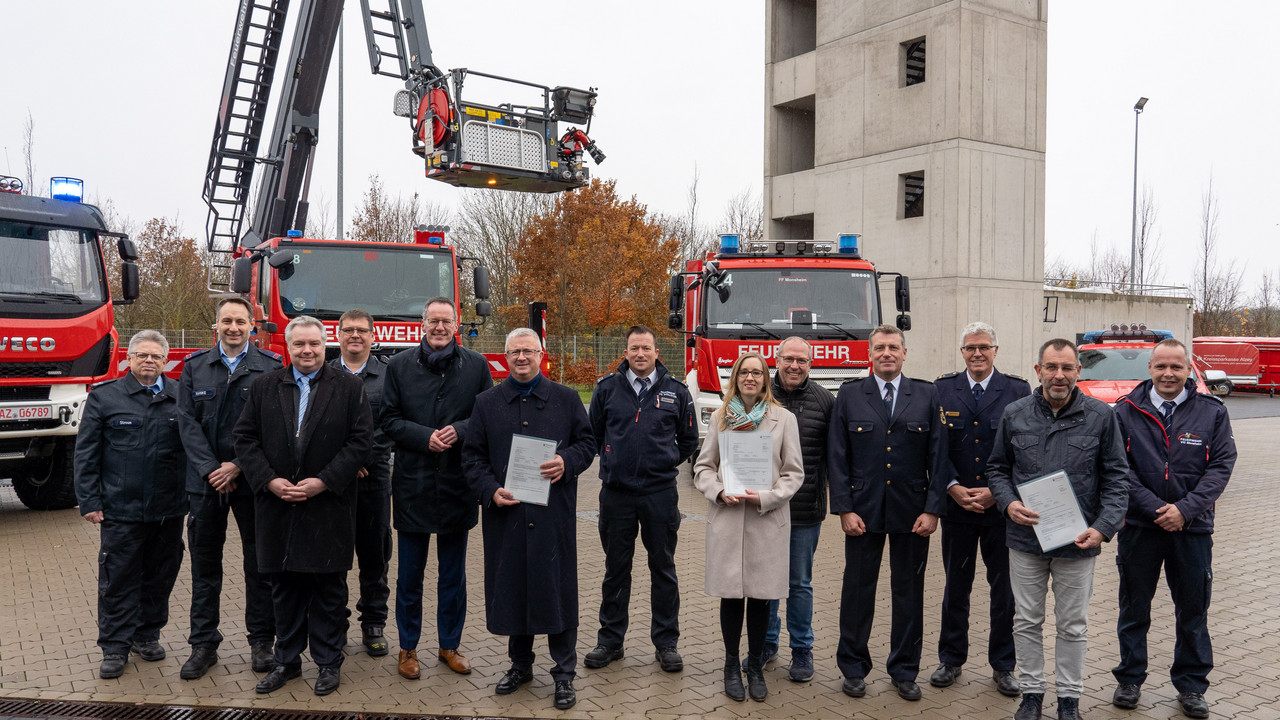 Innenminister Michael Ebling überreichte Bescheide aus dem diesjährigen Förderpaket für den Brand- und Katastrophenschutz.