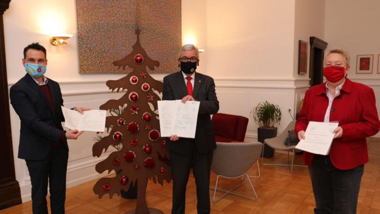 Oberbürgermeister David Langner, Innenminister Roger Lewentz und Bürgermeisterin Ulrike Mohrs bei der Bescheidübergabe