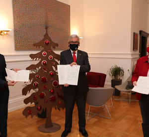 Oberbürgermeister David Langner, Innenminister Roger Lewentz und Bürgermeisterin Ulrike Mohrs bei der Bescheidübergabe