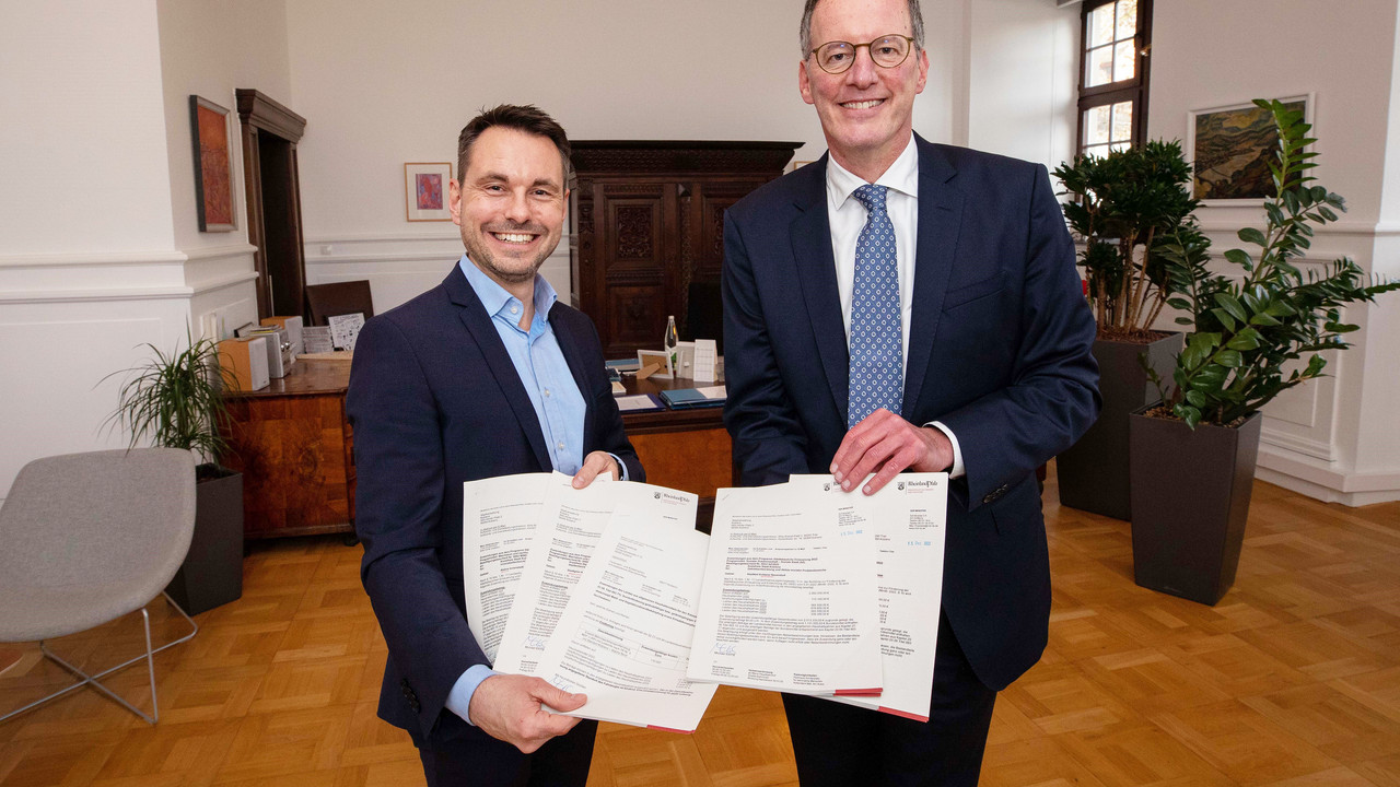 Der Koblenzer Oberbürgermeister David Langner (links) konnte von Innenminister Michael Ebling gleich fünf Förderbescheide des Landes Rheinland-Pfalz in Höhe von insgesamt 5,2 Millionen Euro entgegennehmen.