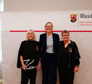 Staatssekretärin Simone Schneider (m.) bei der Verleihung der Verdienstmedaille an Annelie Gabriel (l.) und Doris Peckhaus (r.).
