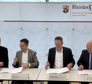 Innenminister Michael Ebling gemeinsam mit den Vertretern der Kommunalen Spitzenverbänden Aloysius Söhngen (l.), Volker Boch (r.) und David Langner (2.v.r.) bei der Unterzeichnung der Gemeinsamen Erklärung.