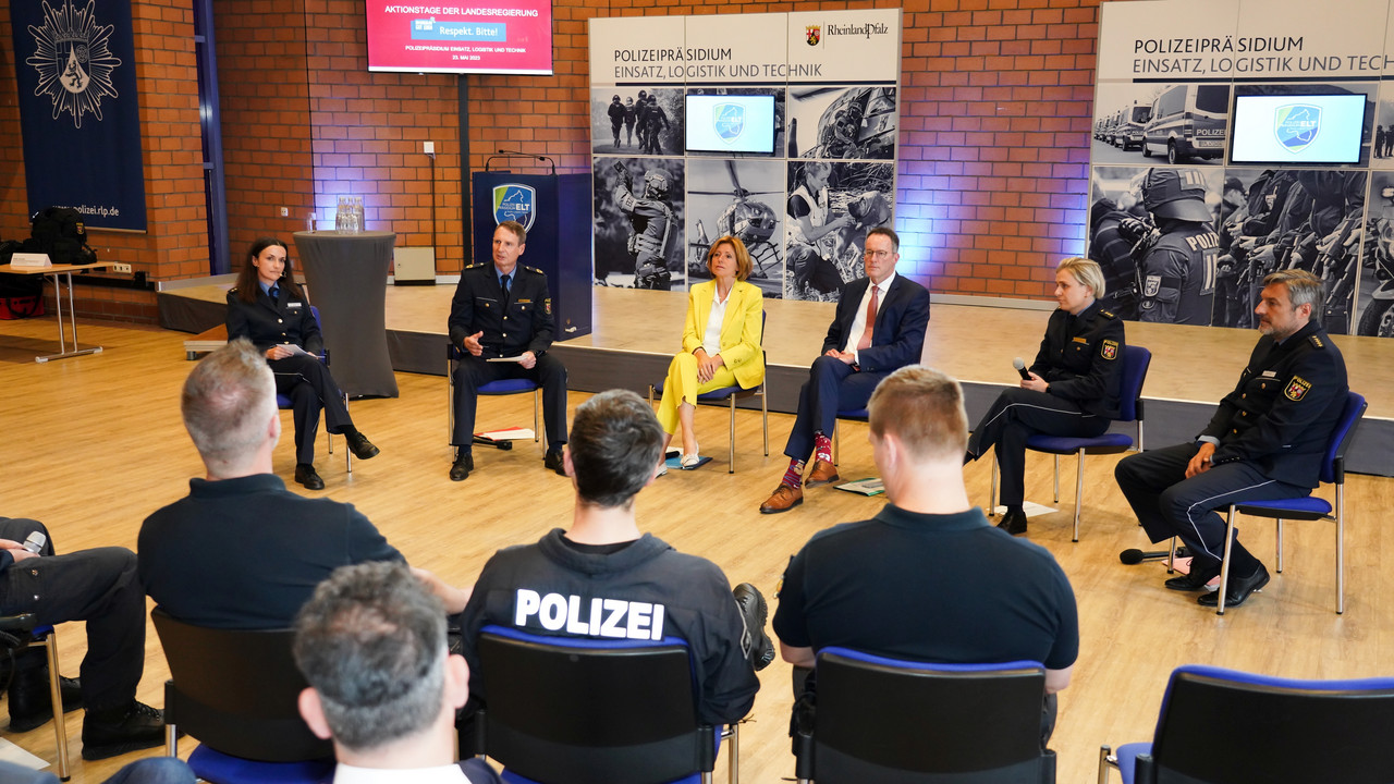Ministerpräsidentin Malu Dreyer und Innenminister Michael Ebling informieren sich bei Polizeikräften des PP ELT über deren Gewalterfahrungen. 