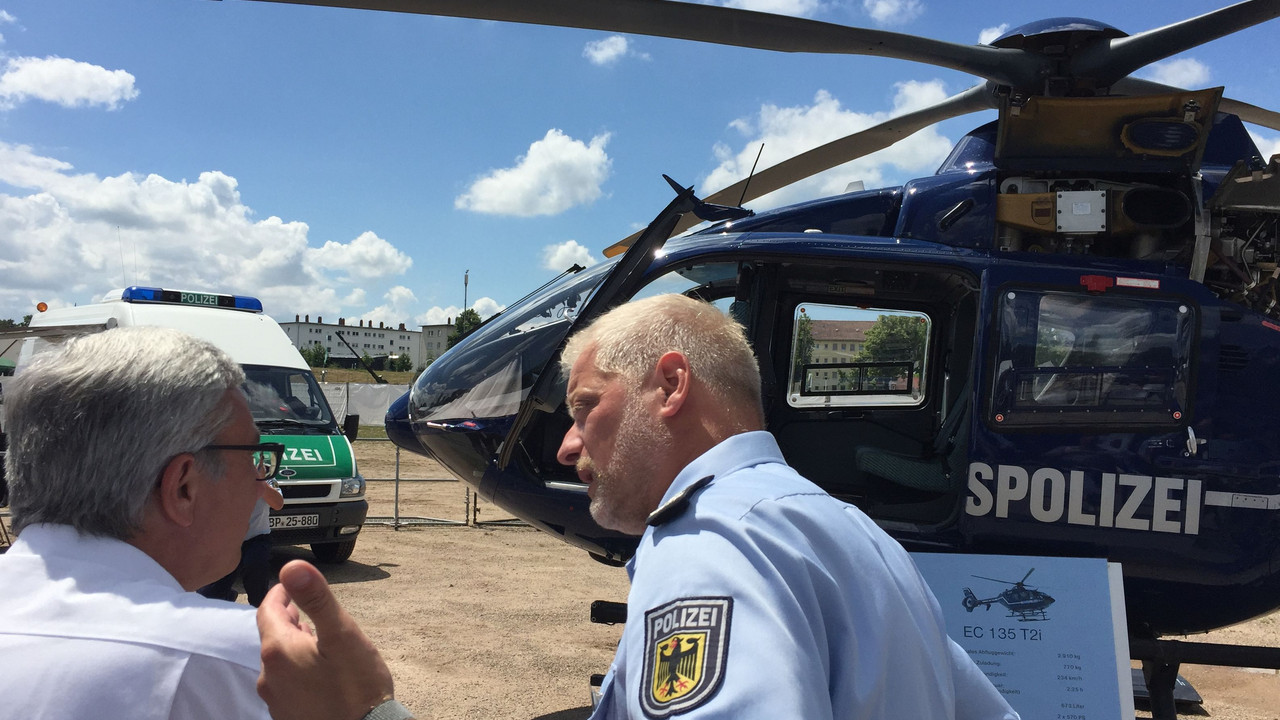 Minister Lewentz vor einem Polizeihubschrauber.