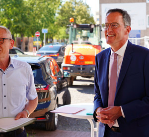 Innenminister Michael Ebling und Bürgermeister Guido Orthen bei der Förderbescheidübergabe in Bad Neuenahr-Ahrweiler.