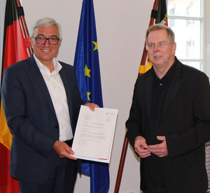 Innenminister Roger Lewentz bei der Übergabe an Klaus Lotz, Vorsitzender des VfL Altendiez