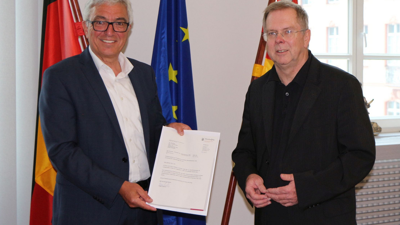 Innenminister Roger Lewentz bei der Übergabe an Klaus Lotz, Vorsitzender des VfL Altendiez
