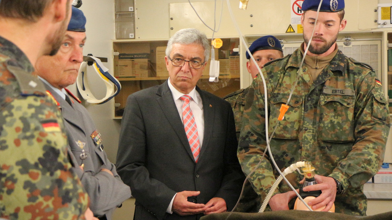 Soldaten demonstrieren an einem Dummy die notärtzliche Versorgung. Innenminister Roger Lewentz und General Tempel schauen zu.