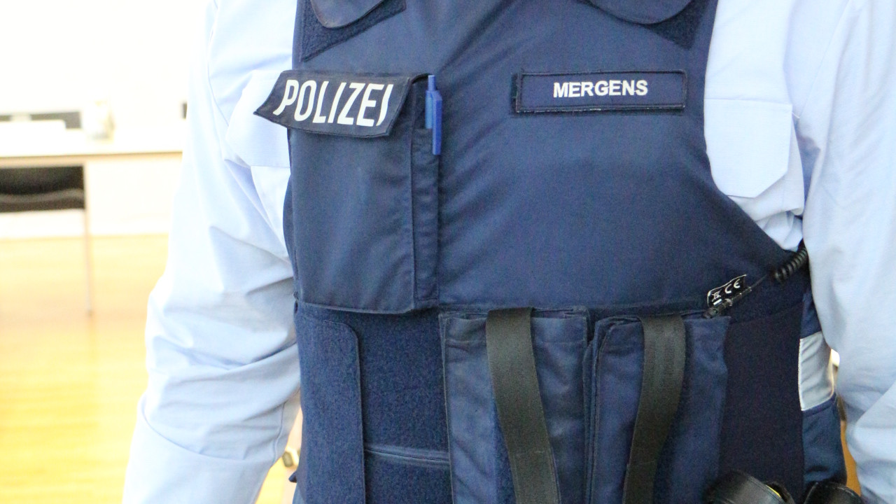 Polizist trägt ein Distanz-Elektroimpulsgerät am Hüftgürtel