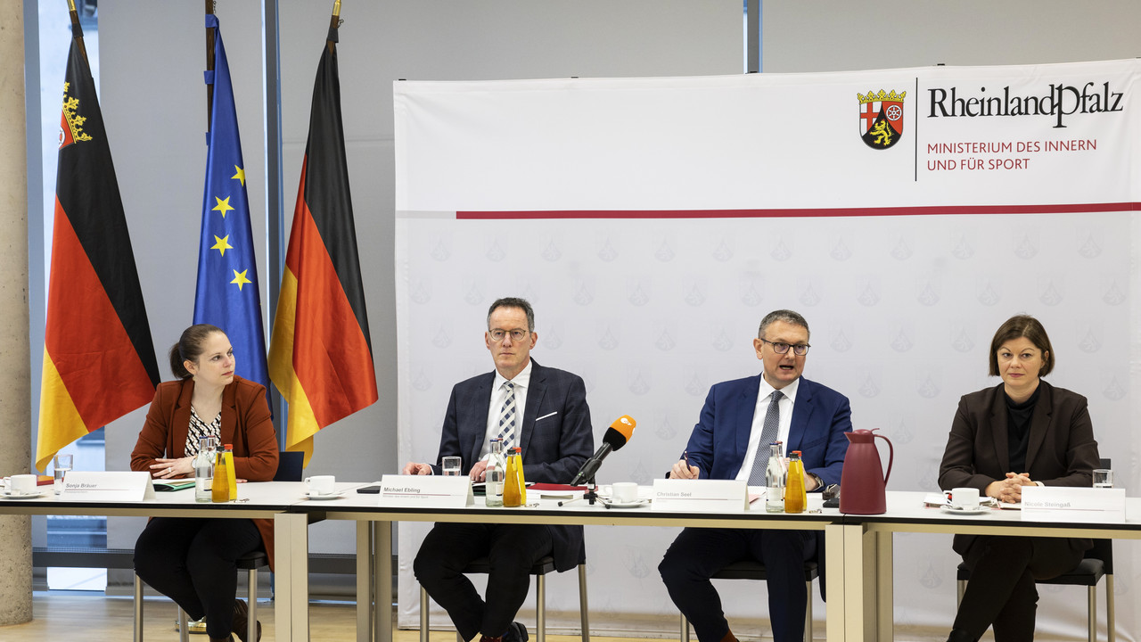 Innenminister Michael Ebling, Revisor Christian Seel und Staatssekretärin Nicole Steingaß bei der Vorstellung des Revisionsberichts.