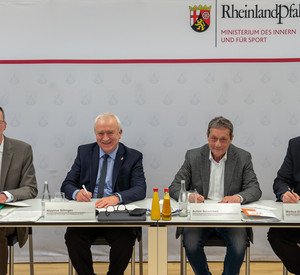Innenminister Michael Ebling und Vertreter der Kommunalen Spitzenverbände bei der Unterzeichnung der IKZ-Vereinbarung.
