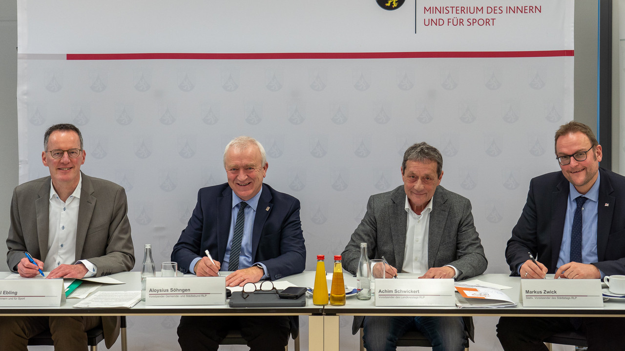 Innenminister Michael Ebling und Vertreter der Kommunalen Spitzenverbände bei der Unterzeichnung der IKZ-Vereinbarung.