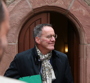 Innenminister Michael Ebling beim Besuch im Synagogenbezirk Worms
