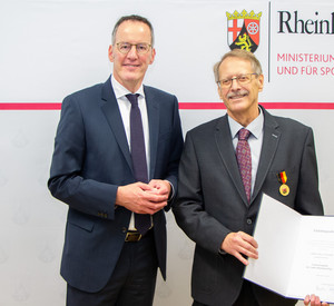 Innenminister Michael Ebling verlieh die Landes-Verdienstmedaille an Oswald Fechner (r.).