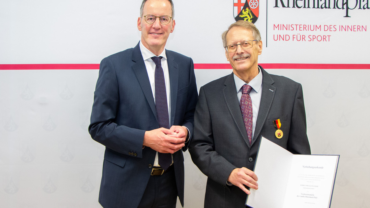 Innenminister Michael Ebling verlieh die Landes-Verdienstmedaille an Oswald Fechner (r.).