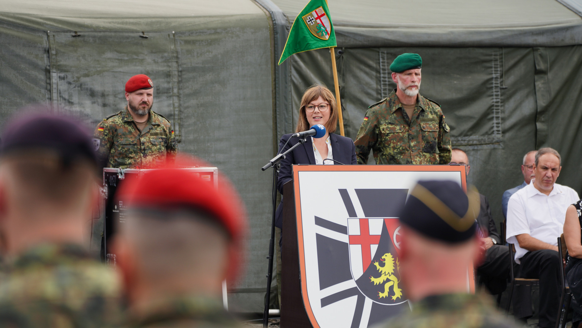 Staatssekretärin Nicole Steingaß bei der Aufstellung der Heimatschutzkompanie "Hunsrück".