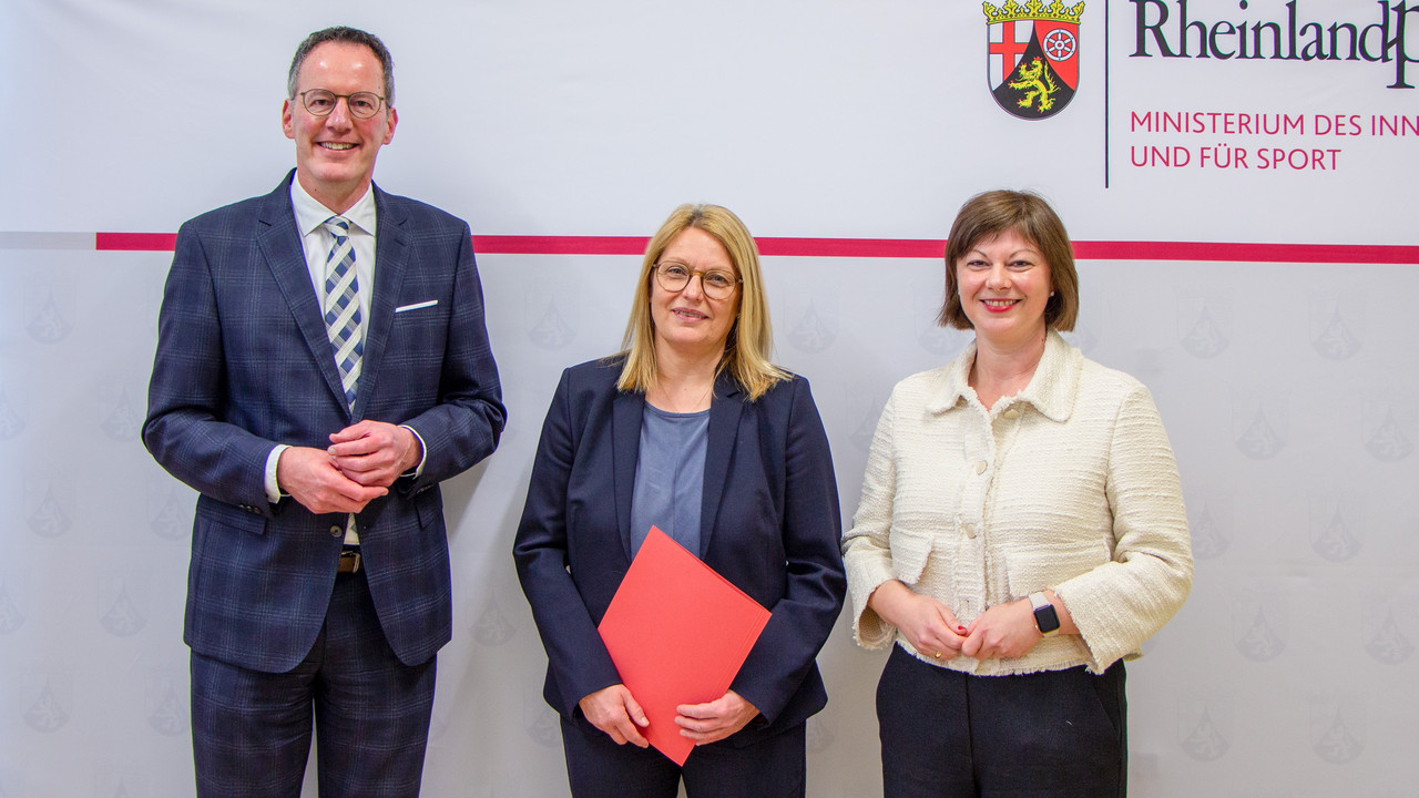 Innenminister Michael Ebling mit Anja Rakowski (Mitte) und Staatsekretärin Nicole Steingaß (r.)